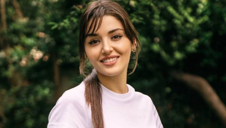 Hande Erçel gözəl fotosu