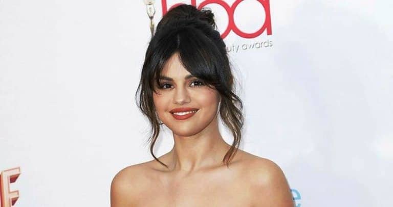 Selena Gomez seksi şəkli yüklə